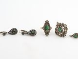 un lot de cinq bagues et boucles d'oreilles anciennes