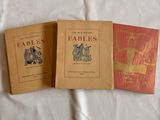 trois livres pour enfants posés les uns à côté des autres sur un lit