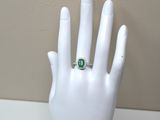 une image représentant la main d'une femme portant une bague