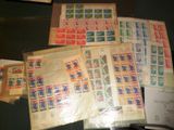 beaucoup de timbres posés sur une table, à côté d'un livre