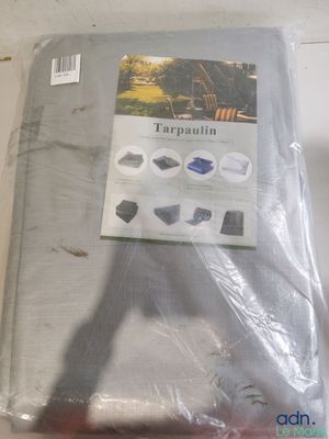 une bâche en plastique enroulée sur une table