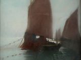 une peinture représentant un bateau dans l'eau avec d'autres bateaux à l'arrière-plan
