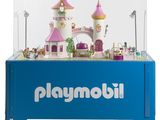 un gros plan sur une vitrine Playmobil contenant un château