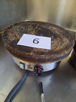 une grande casserole portant un numéro, posée sur une table