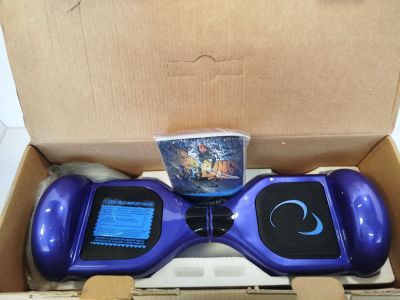 un hoveboard violet dans une boîte en carton sur laquelle figure un jeu vidéo