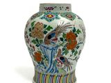 un vase blanc orné d'un motif coloré