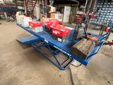 un chariot bleu sur lequel sont empilées plusieurs boîtes