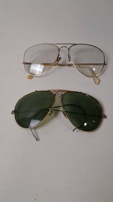 deux paires de lunettes de soleil posées l'une à côté de l'autre sur une table