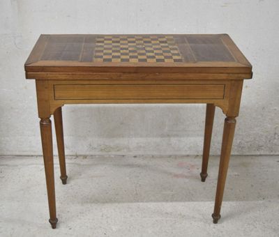 Table à jeux portefeuille, plateau en marqueterie formant un…