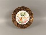 une assiette décorée d'une peinture, posée sur une table