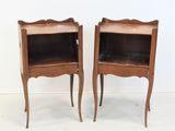 paire de tables de chevet anciennes françaises en noyer avec des étagères en verre