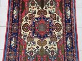 un tapis oriental posé sur un sol carrelé, sur fond blanc