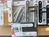 la boîte contient de nombreux types de ferrures de porte différents