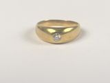 une bague en or surmontée d'un diamant