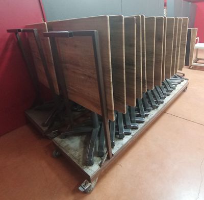 un grand nombre de chaises posées sur le sol