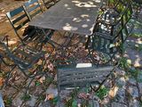 une table et des chaises installées à l'extérieur, à l'ombre