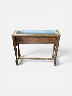 une vieille table en bois avec un plateau en verre sur fond blanc