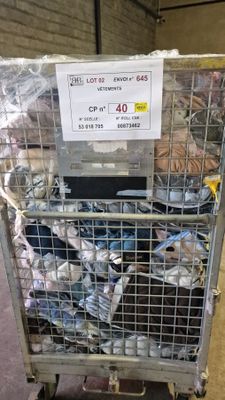 une cage métallique contenant tout un tas d'objets
