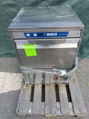 une photo d'un lave-vaisselle en acier inoxydable posé sur une palette en bois