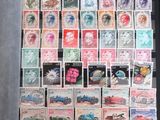 une photo d'une collection de timbres exposée dans un cadre noir