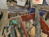 une pile d'objets hétéroclites posés sur le sol