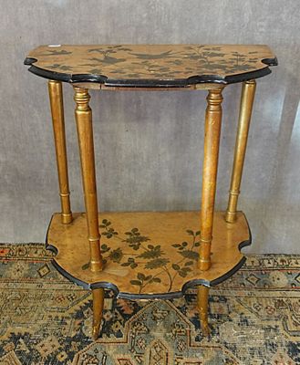 une petite table ornée d'un motif floral