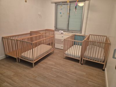 deux lits d'enfant dans une petite chambre avec une fenêtre