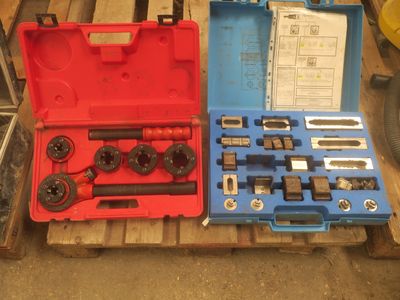 deux jeux d'outils dans une mallette posée sur une palette