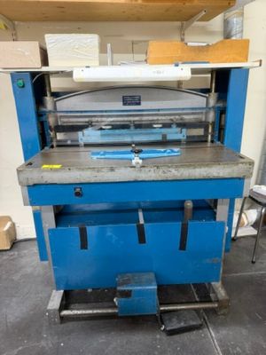 une machine posée sur une table dans une pièce