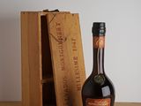 une bouteille d'alcool posée sur une table à côté d'une boîte