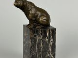 sculpture en bronze représentant un ours sur un bloc de marbre