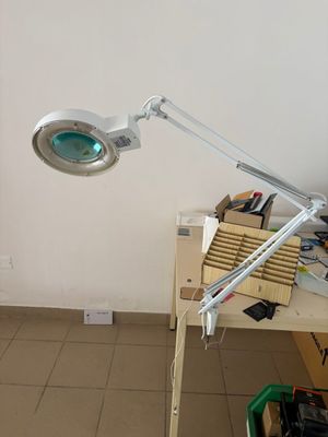 une lampe posée sur une table dans une pièce