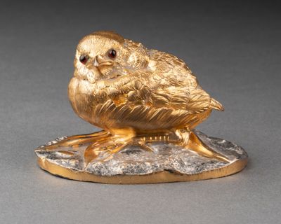 un oiseau doré perché sur un rocher