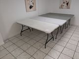 trois tables qui se trouvent dans un coin de la pièce