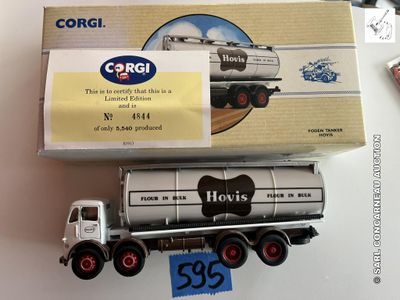 un camion jouet posé à côté d'une boîte