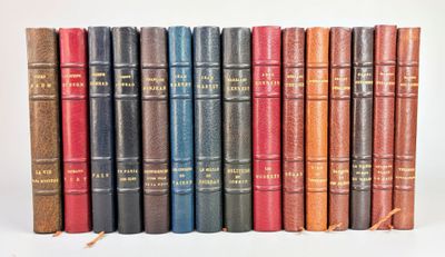 plusieurs vieux livres sont alignés sur une surface blanche