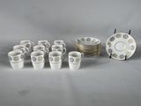 les nombreuses tasses et soucoupes qui se trouvent sur la table