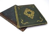 deux livres posés l'un sur l'autre sur une table