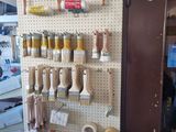 une photo d'un panneau perforé sur lequel sont accrochés divers outils