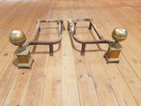 deux lits posés sur un plancher en bois