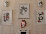 un mur sur lequel sont accrochés tout un tas de masques