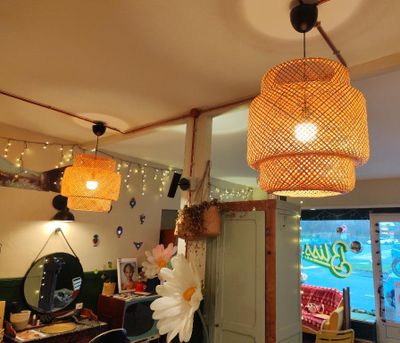 une femme debout dans une pièce avec une lampe