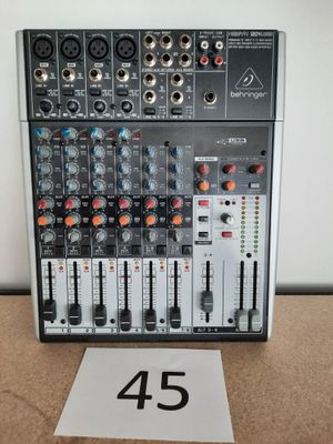 un gros plan d'un mixeur posé sur une table, sur laquelle figurent des chiffres