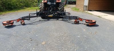 une image représentant un tracteur attelé à une remorque
