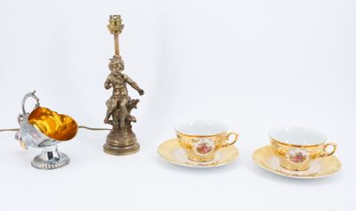 trois tasses et soucoupes posées sur une table