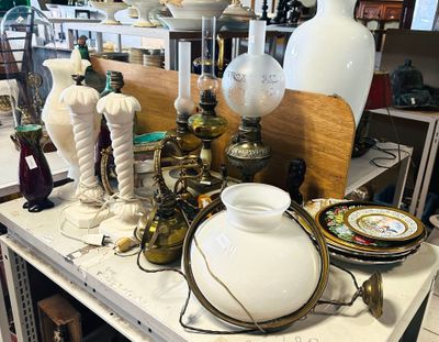 une table sur laquelle sont posés de nombreux vases et autres objets