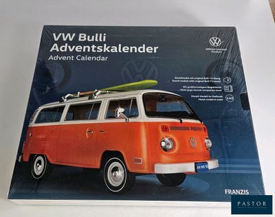 un minibus Volkswagen orange avec une planche de surf sur le toit