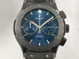 la montre est dotée d'un cadran bleu