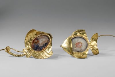 une paire de boucles d'oreilles en or et en agate ornées du portrait d'une femme
