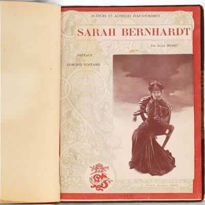 un livre sur lequel figure la photo d'une femme en robe